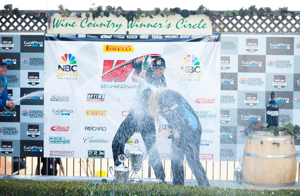 Christina Nielsen tog en pokal med hjem fra Pirelli World Challenge.
(Foto: Jan Kaiser)